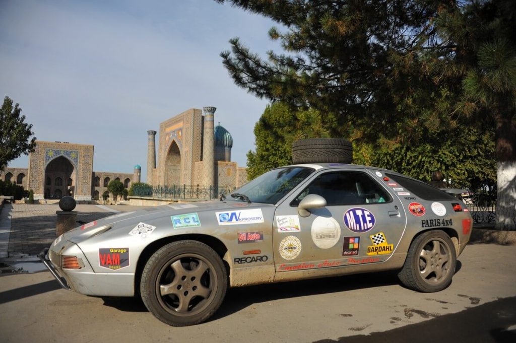 Un tour du monde en Porsche 928