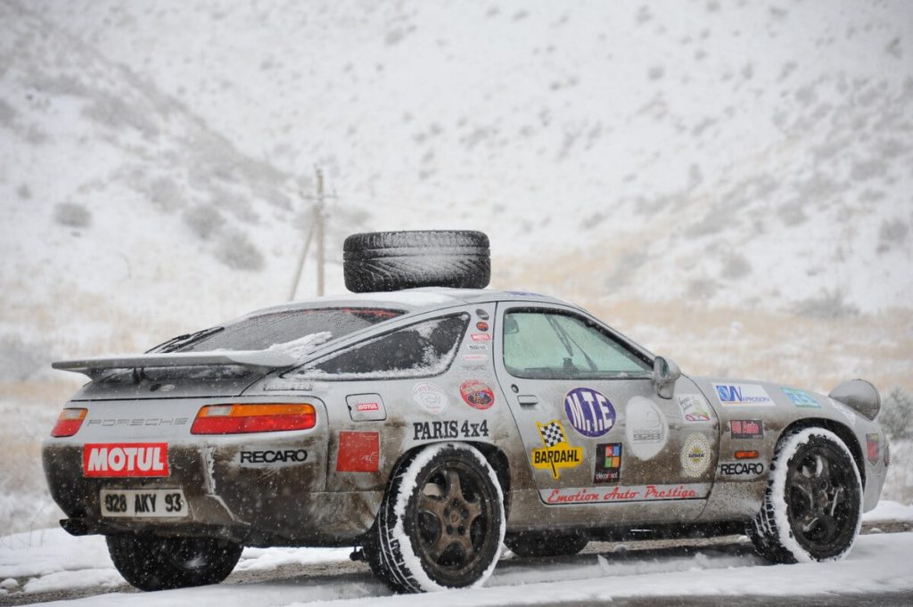 Un tour du monde en Porsche 928